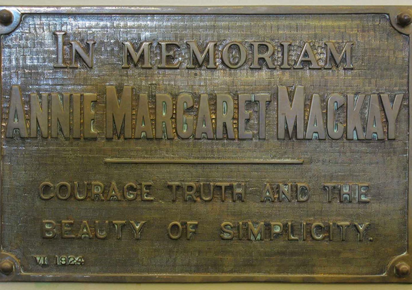 annie-mackay-plaque-752x530