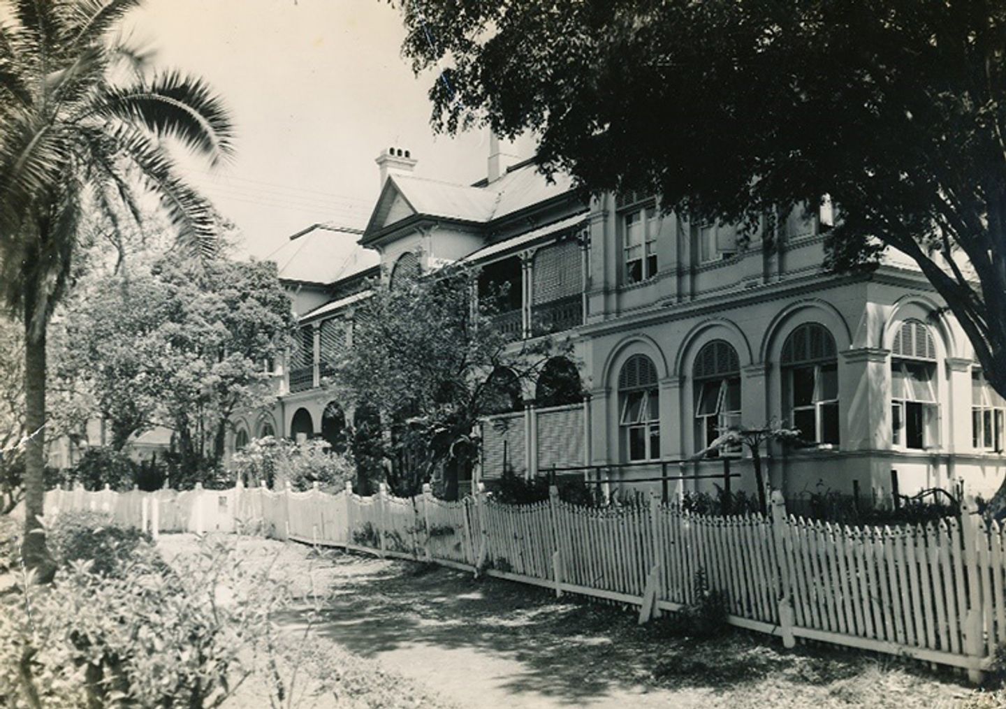 front-of-school-1955-752x530-1