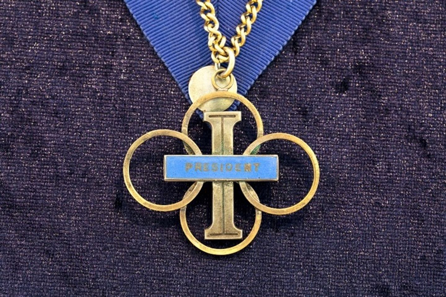 interact-presidential-gold-history-necklace-detail-2